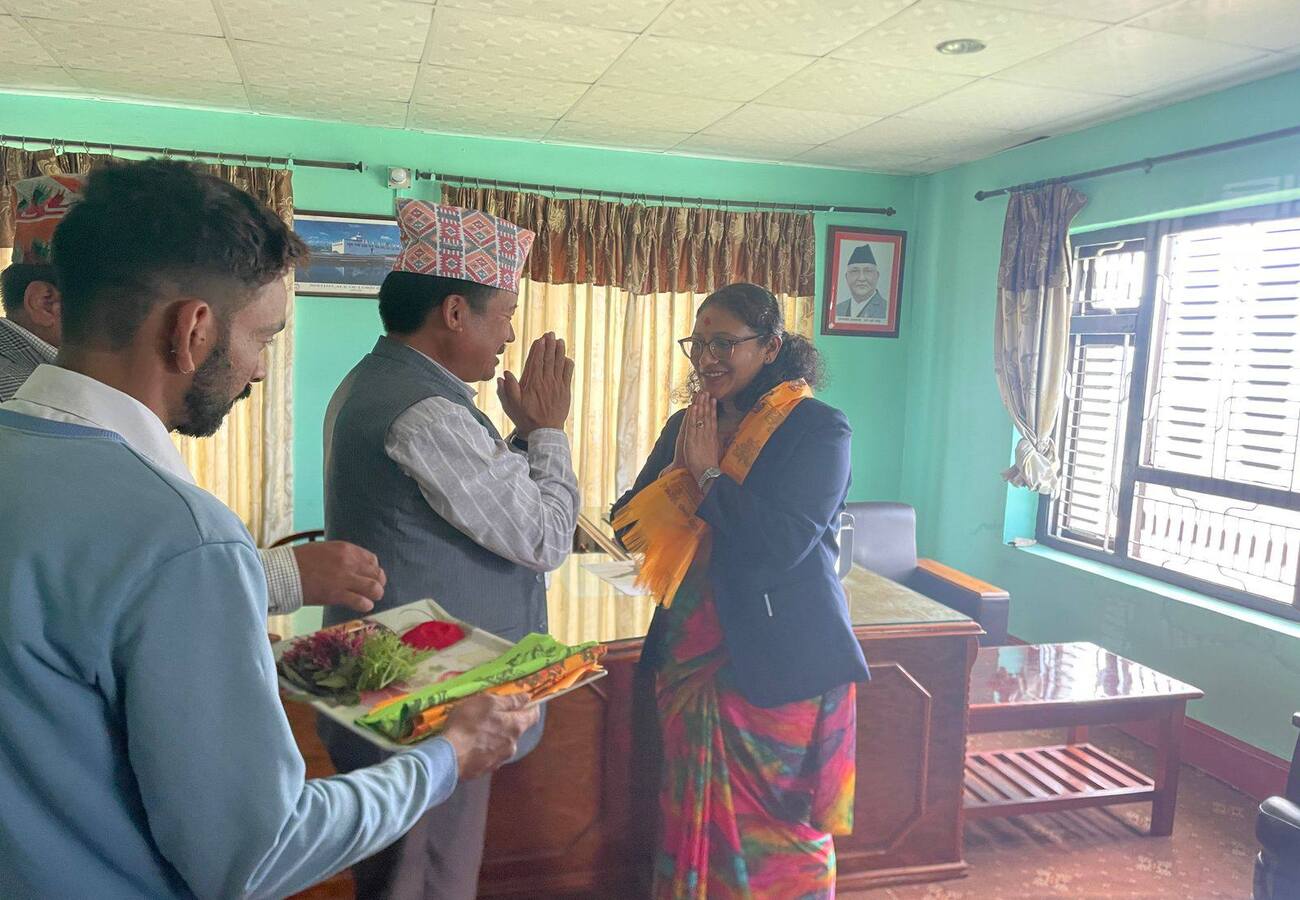 प्रमुख जिल्ला अधिकारी श्री कल्पना श्रेष्ठज्यूलाई खोटाङ जिल्लामा स्वागत गर्नुहुदै जिल्ला समन्वय समितिका प्रमुख सन बहादुर राई र  उप-प्रमुख सुरेश कुमार तामाङ ज्यू,