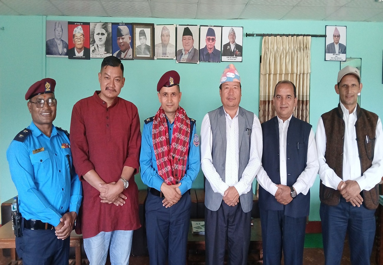 १२ भाद्र २०८२, दिक्तेल । खोटाङ जिल्लामा प्रहरी नायव उपरिक्षक (DSP) प्रकाश बुढाथोकी र सशस्त्र प्रहरी नायव उपरिक्षक (DSP) शैलेन्द्र न्यौपानेलाई  स्वागत गर्नुहुदै जिसस प्रमुख, उप-प्रमुख तथा जिल्ला समन्वय अधिकारी ज्यू  ।