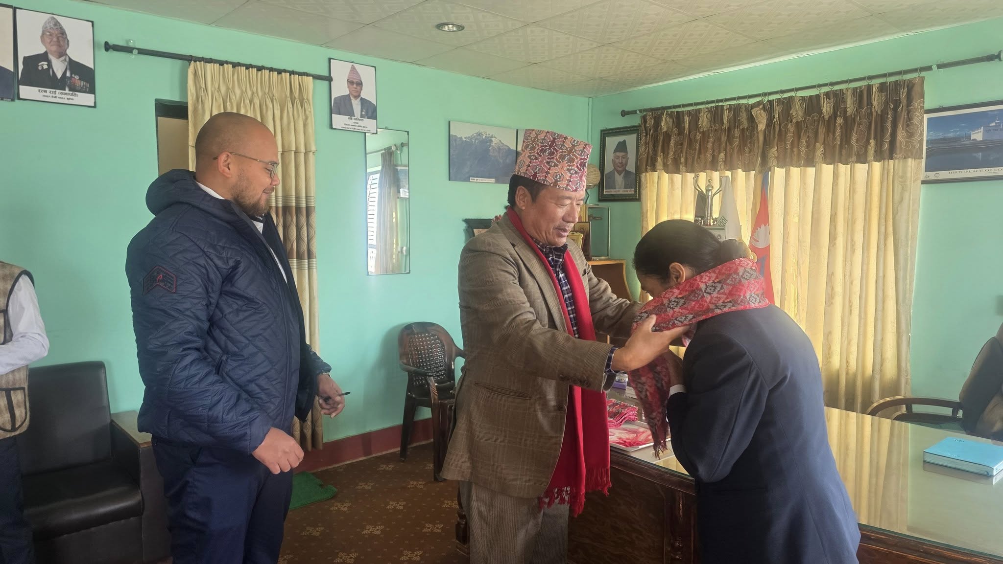 मिति २०८२ मंसिर २१ गते  । जिल्ला समन्वय समिति खोटाङका जिल्ला समन्वय अधिकारी (उपसचिव) अनुनय बास्तोलालाई स्वागत गर्नुहरदै जिसस प्रमुख लगाएत कर्मचारीहरु