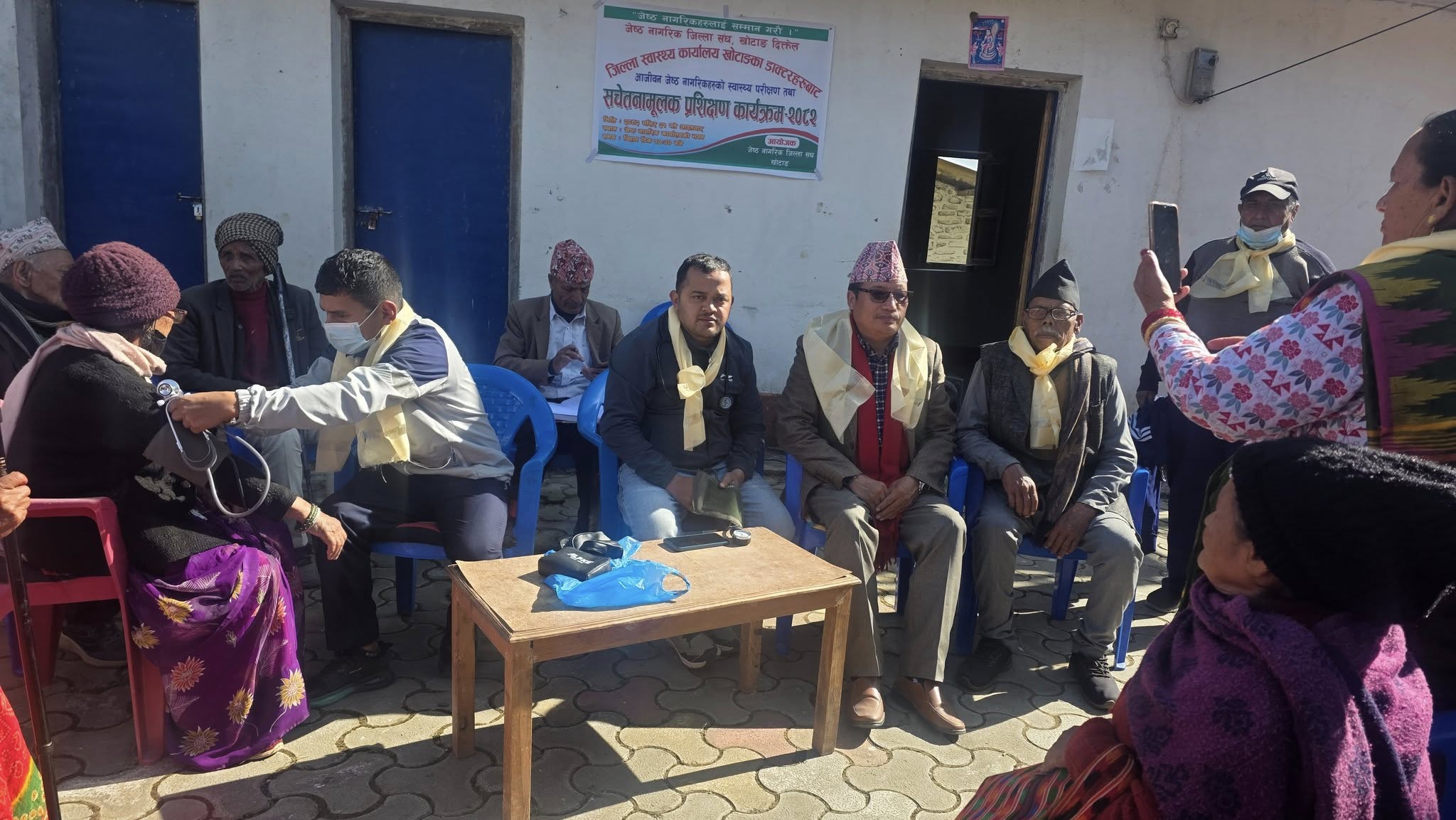 २१ मंसिर २०८२, दिक्तेल । जेष्ठ नागरिकहरूको सम्मानमा जिल्ला अस्पताल खोटाङले गरेको स्वास्थ्य परिक्षण कार्यक्रममा जिसस प्रमुखज्यू  ।