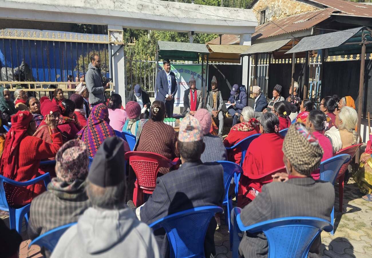 २४ मंसिर २०८२, दिक्तेल । जिल्ला आयुर्वेद स्वास्थ्य केन्द्र खोटाङको आयोजनामा जेष्ठ नागरिकहरूलाई स्वास्थ्य प्रवर्द्वन गर्न औषधि वितरण कार्यक्रममा सहभागिहुदै जिसस प्रमुख ज्यू