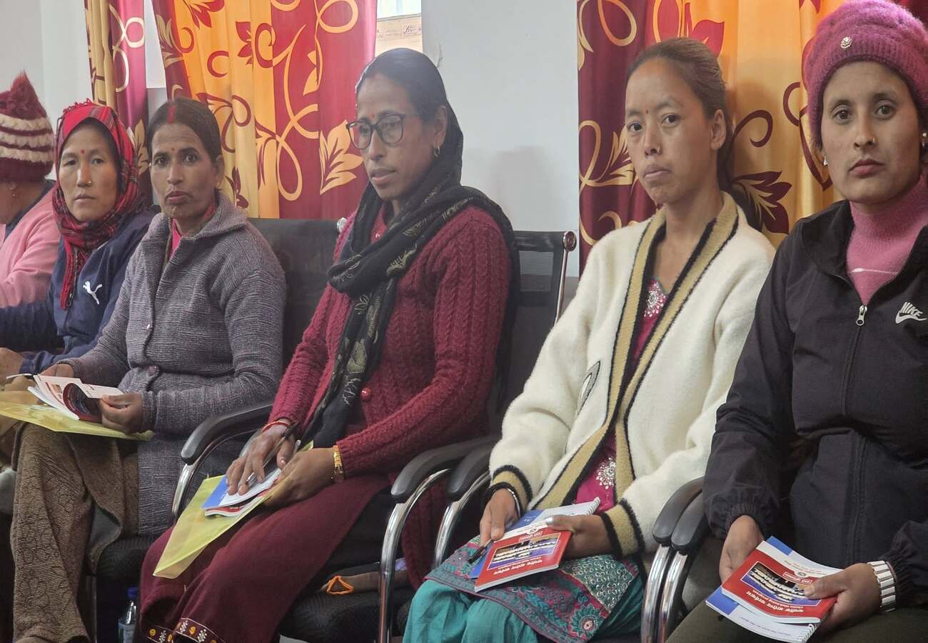 महिला स्वास्थ्य स्वयम् सेविकाहरूलाई स्वास्थ्य कार्यालय खोटाङले १० दिने आधारभूत तालिम । साथमा जि.स.स. प्रमुख सन बहादुर राई